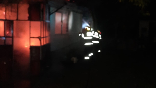 A rămas sub cerul liber. Casă mistuită de foc în Argeș