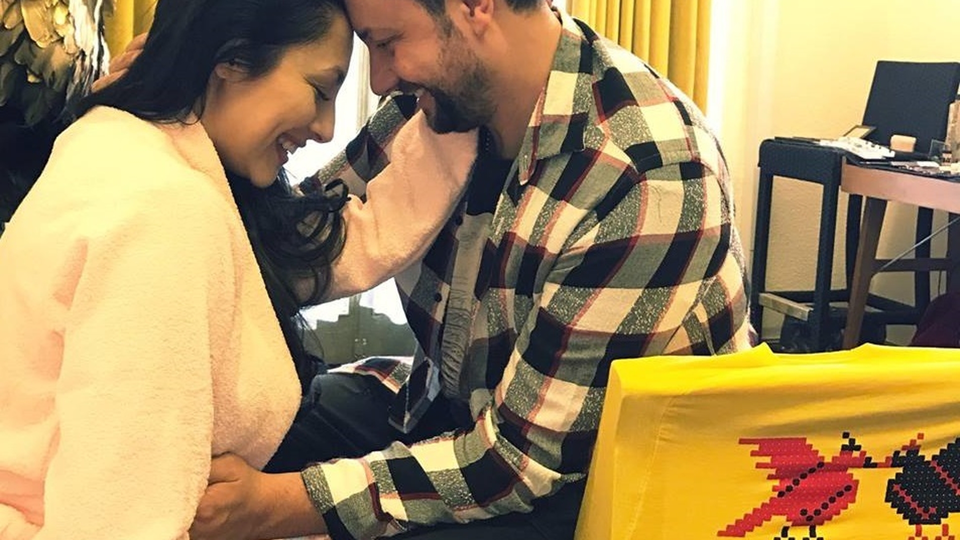 FOTO / Andra, clipe de panică! Soţul ei a ajuns de urgenţă la spital: "Eram cu fetiţa în braţe, am căzut pe scări..." 