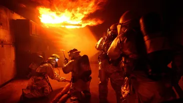 Răzbunare din dragoste? O tânără s-a trezit cu ușa apartamentului în flăcări!