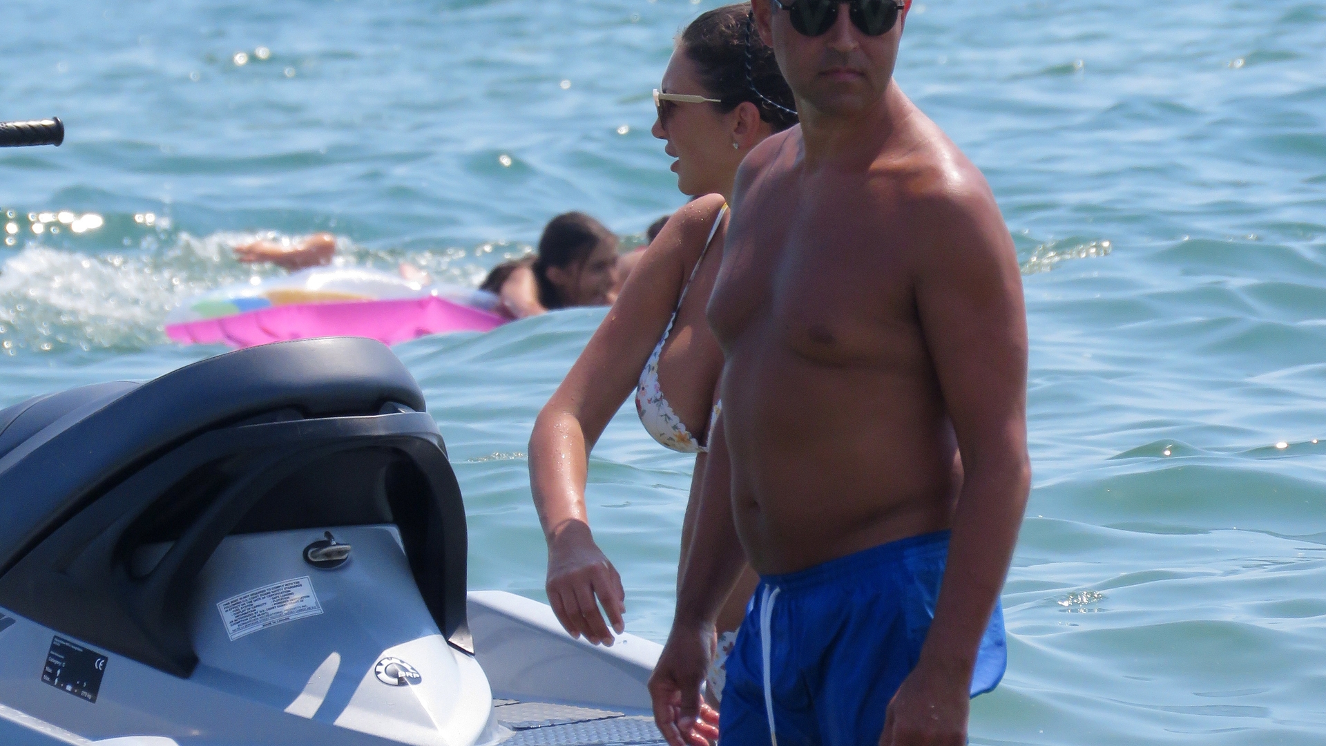 Imagini exclusive. ”Mâna dreaptă” a premierului & logodnica lui s-au răsfăţat la plajă, după ce ”Prinţul ţiganilor” i-a denunţat la DNA!