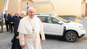 Papa Francisc a primit cadou o mașină Dacia