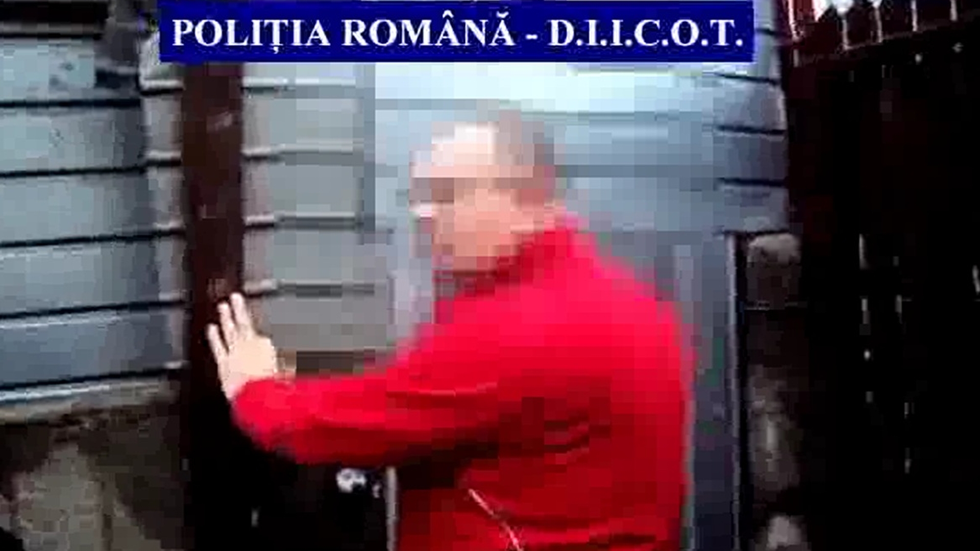 Lovitura de 2 milioane de euro! Jucătorii echipei naţionale de fotbal au cumpărat costume Armani furate de români din Italia
