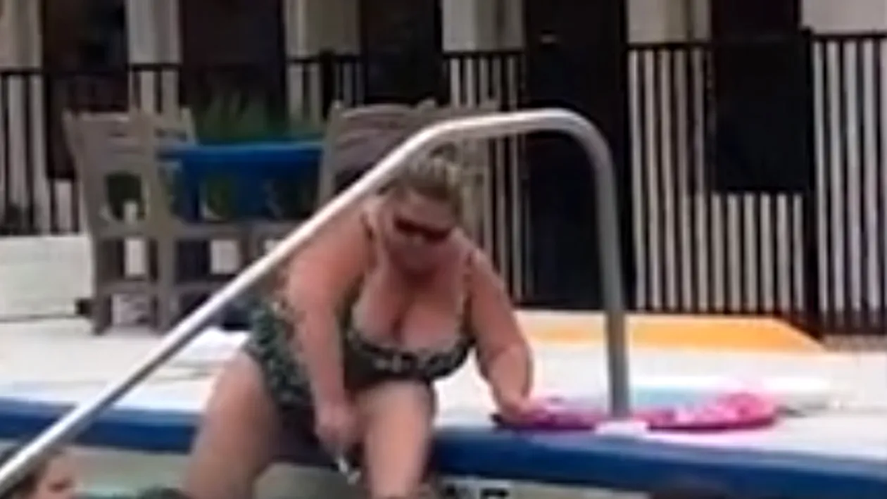O femeie a fost filmată în timp ce se epila într-o piscină plină ochi cu copii