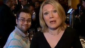 VIDEO Un tanar face circ in spatele unui reporter care transmite live!