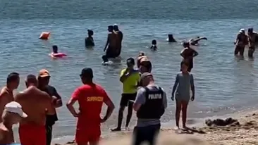 TRAGEDIE la 2 Mai! Un bărbat de 55 de ani a murit înecat după ce a căzut de pe o placă de surfing