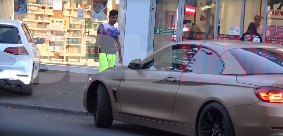 Mario Fresh, ignorant cu oamenii străzii. Cântărețul a stat zece minute să scoată bani de la bancomat, apoi a fugit imediat de un cerșetor