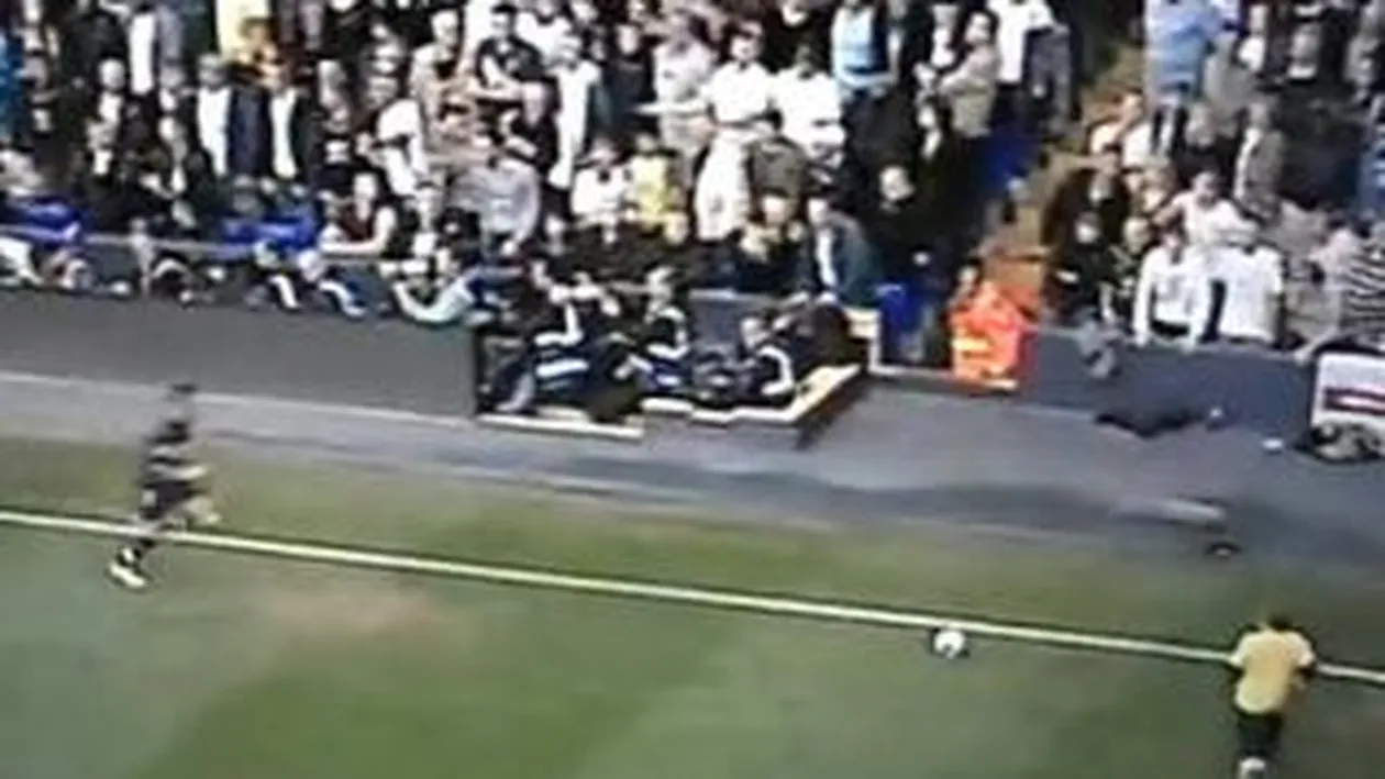 VIDEO Un copil neatent a intrerupt un meci din Premier League!