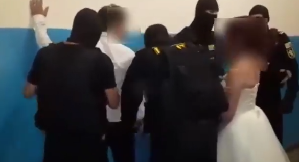 Mire şi mireasă, SĂLTAŢI de MASCAŢI de la propria nuntă! Imagini din timpul intervenţiei