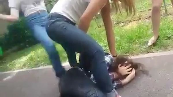 Adolescentă bătută cu sălbăticie de trei colege