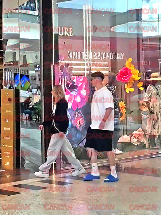 Bisoi Petruţ, în papuci şi şosete la mall.