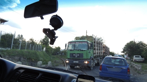 Culmea ironiei! Ce număr avea la mașină un camion care transporta lemne