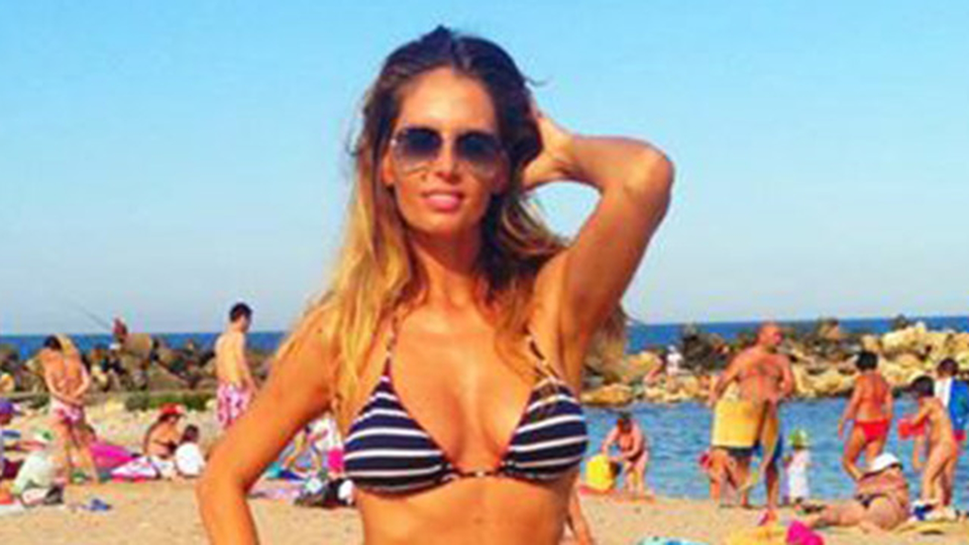 Aproape dezbracata, Andreea Banica si-a innebunit fanii cu aceasta fotografie! Unde isi tine mana cantareata