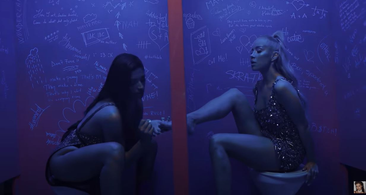 Antonia și Alina Ceușan, filmate în ipostaze ca-n filmele pentru adulți în cel mai nou clip al cântăreței! S-au atins pasional în zone intime și au flirtat una cu cealaltă | VIDEO
