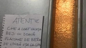 Anunțul ilar lipit de un bucureștean, pe liftul blocului în care locuiește: "Cine e loat sacoșa beji cu doauă flacoane de bere.."