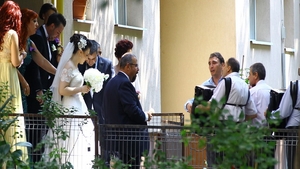 Primarul Sectorului 4, nas pentru soferul sau! Piedone a mers la bloc si a “furat” mireasa cu un Rolls de colectie!