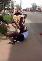 Scandal în Piatra Neamț. Bărbat fără mască de protecție, încătușat de polițiști în plină stradă