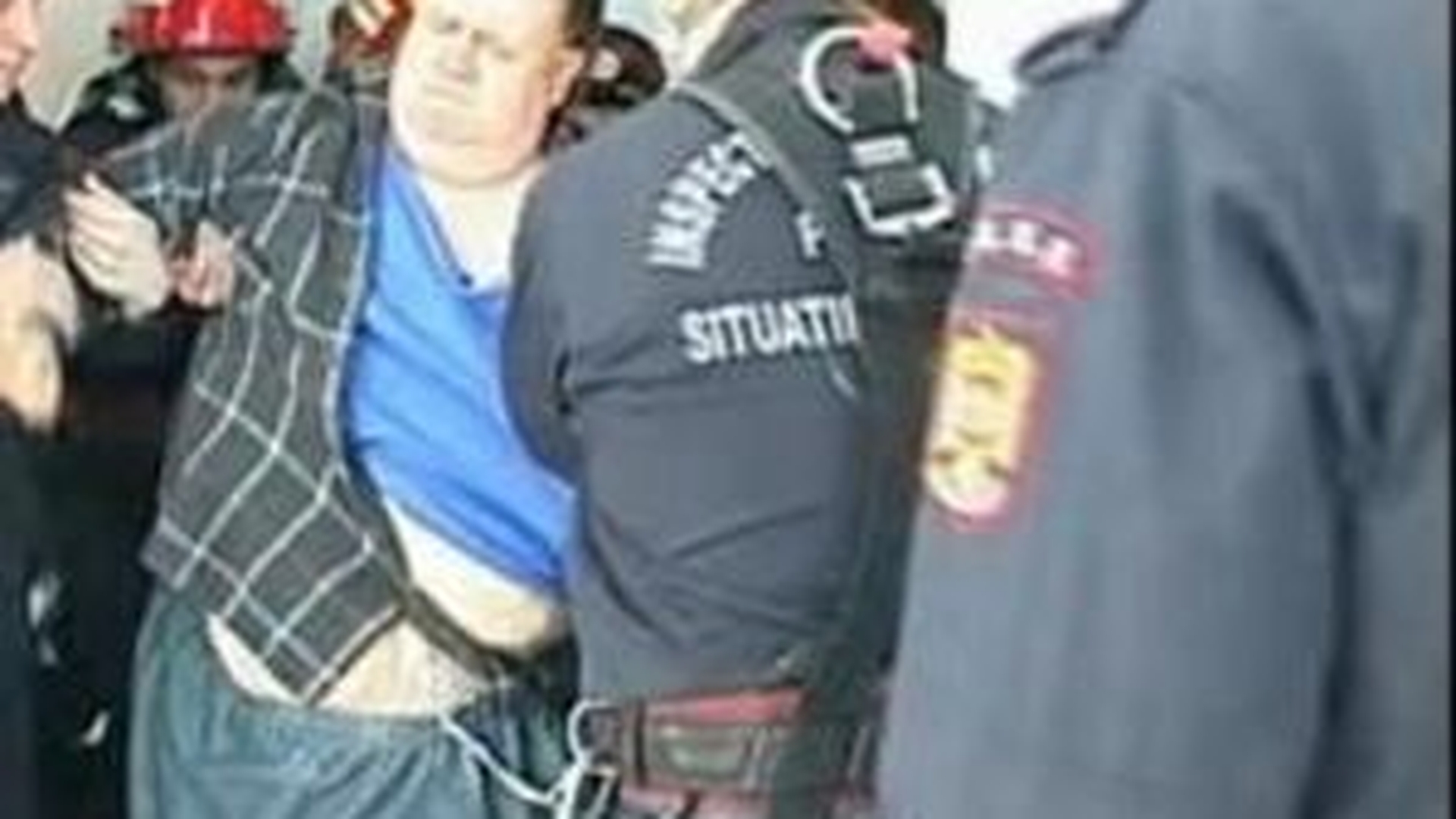 VIDEO Bucuresteanul de 350 de kilograme, eliberat de pompieri din propria casa