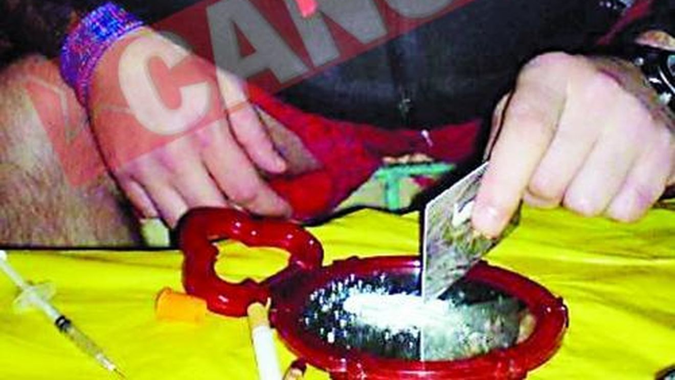 Un detinut s-a fotografiat in timp ce se droga