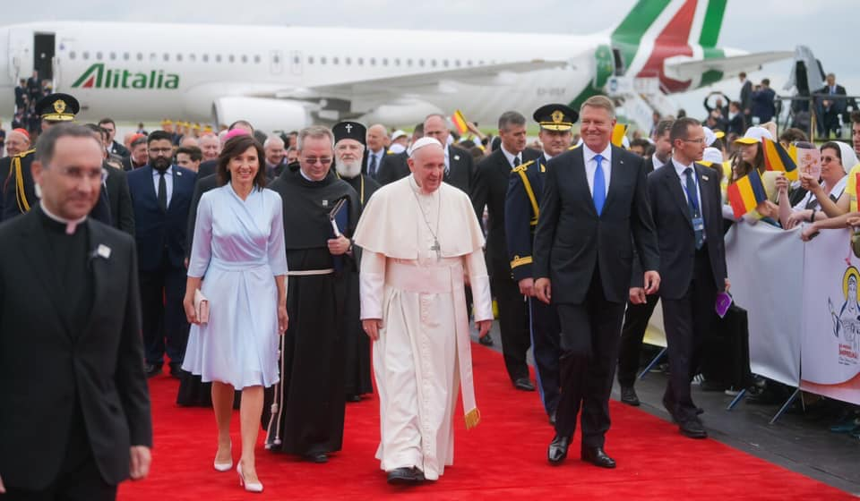 Rochia purtată de Prima Doamnă a României la întâlnirea cu Papa Francisc
