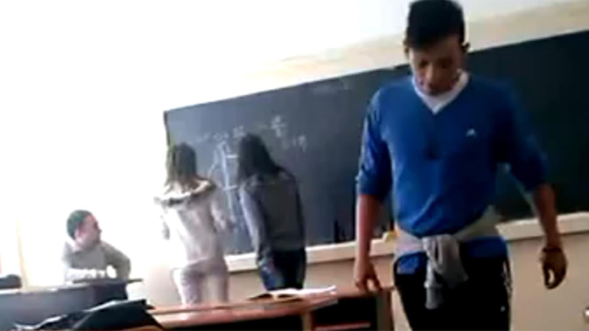VIDEO N-o sa-ti vina sa crezi ce face un elev din Romania in timp ce proful de mate le asculta la tabla pe doua colege de-ale lui
