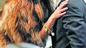 Romanca Madalina Ghenea l-a fericit pe un vanzator! I-a dat un pupic in boutique!