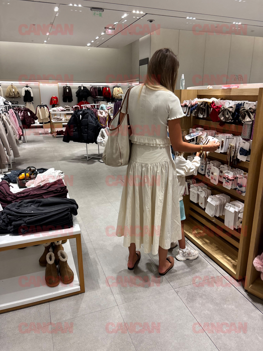 Emily Burghelea cu copiii la mall
