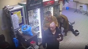 Prea tare! O barmaniță snopește în bătaie un client agresiv! Ce directe fix în figură! VIDEO