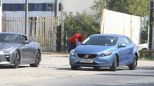 Am filmat întreaga scenă pe şoseaua de centură! Proaspăt divorţată, cunoscuta prezentatoare TV a fost ”agăţată” în trafic de un mic milionar…