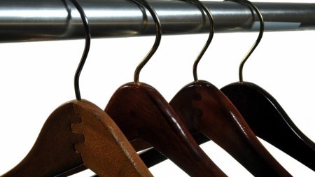 Pentru gestul asta ar putea face puscarie. Un designer celebru de la noi a sustras umerasele din camera de hotel in care a stat!
