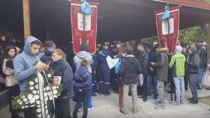VIDEO / Condus pe ultimul drum cu lacrimi amare! Gestul emoţionant făcut de ortaci pentru minerul înmormântat chiar de ziua lui