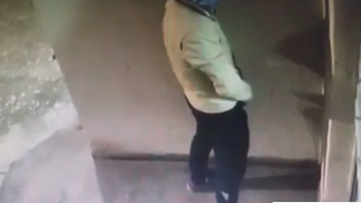 Un bărbat din Mangalia a urinat pe scara blocului! Nu i-a păsat că era filmat