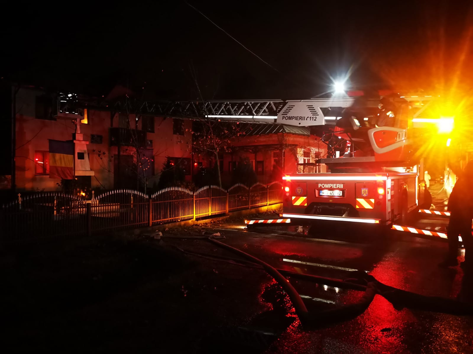 Primărie din Argeș, incendiată. Poliția este în alertă și îi caută pe autori