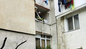 Explozie într-un bloc din Pitești. Proprietara a suferit arsuri pe față. 19 locatari au fost evacuați