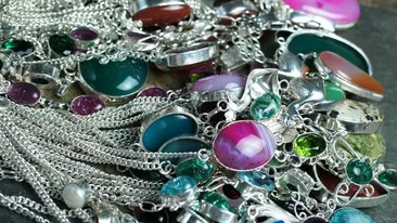 Geantă plină cu bijuterii din aur furată dintr-o maşină, la Vatra Dornei!