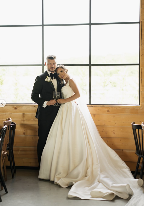 Finalistul Românii au talent și fosta prezentatoare METEO de la Prima TV s-au căsătorit religios! Primele imagini de la nunta lui Valentin Luca și Roxana Ghiorghian