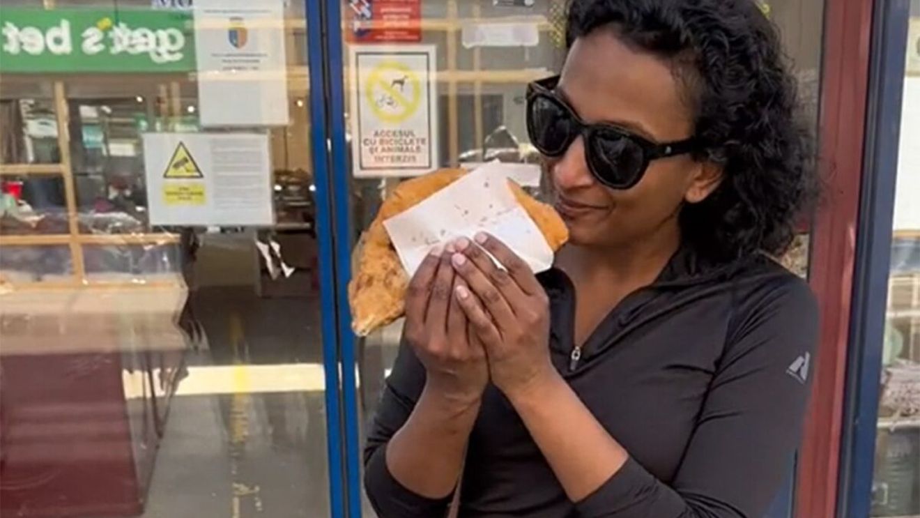 Câți lei a dat această turistă americană pe o plăcintă în Cluj-Napoca: "Nu mânca și hârtia!"