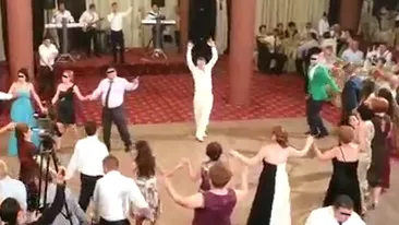 Becali a cantat si a rupt ringul la o nunta: “Beau o tarie, beau si-o cafea, trag dintr-o tigara, ca asa sunt eu: smecher!”