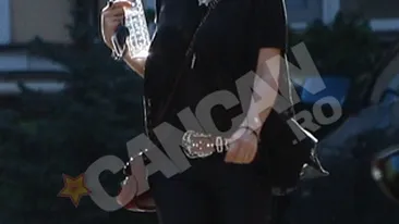 Uite cine canta la volan. Lori se antreneaza in masina