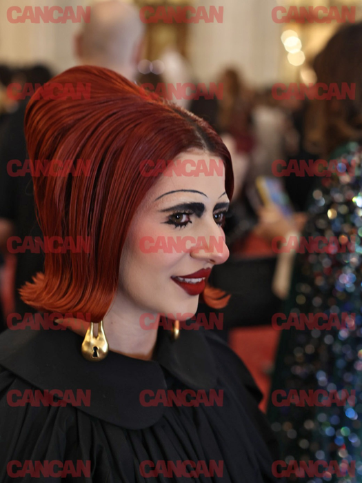 Recunoști vedeta din imagine?! S-a îmbrăcat așa la Gala Elle și toți au făcut ochii cât cepele