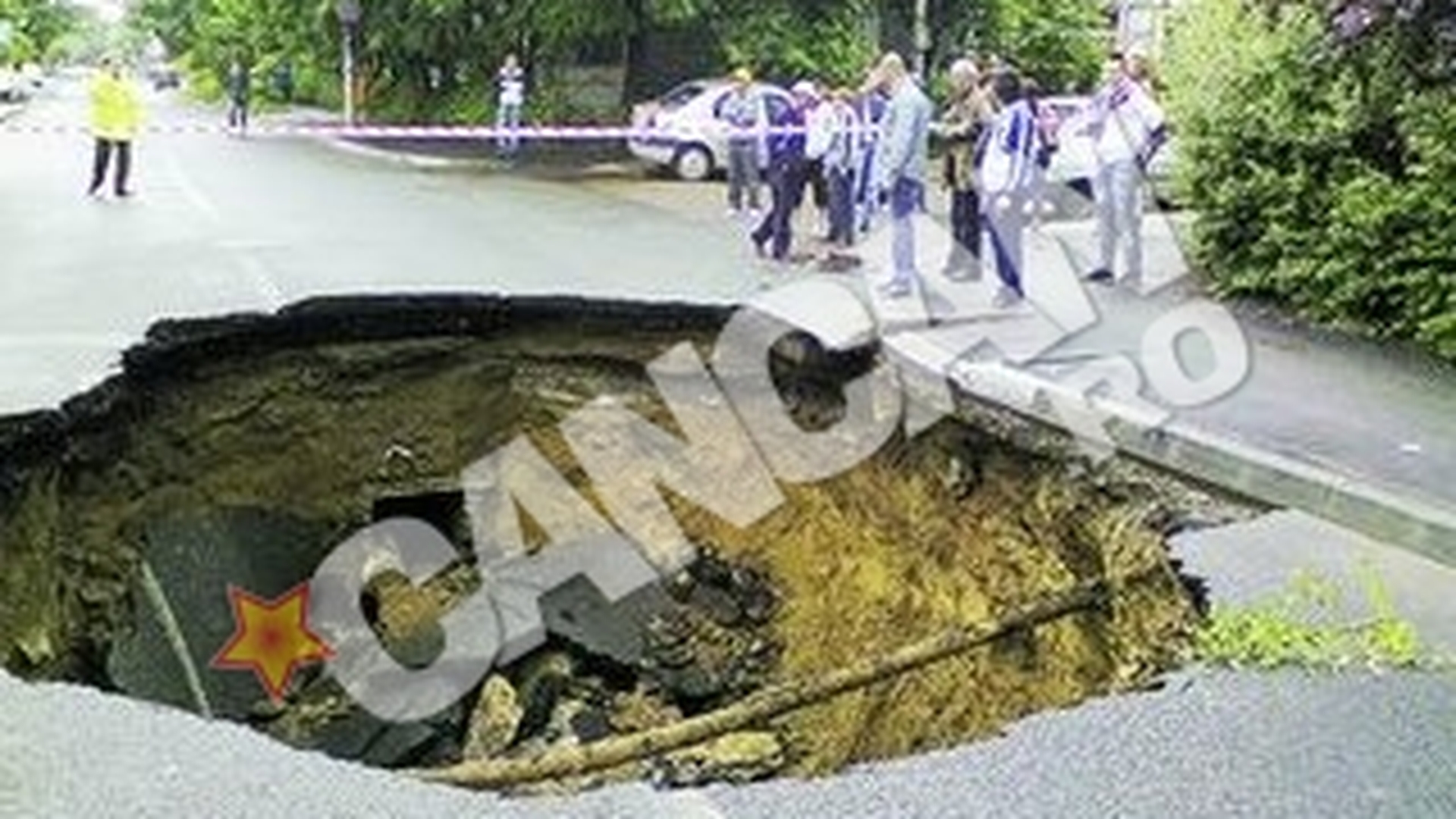 Imagine incredibila la Galati! Crater de 10 metri in mijlocul strazii