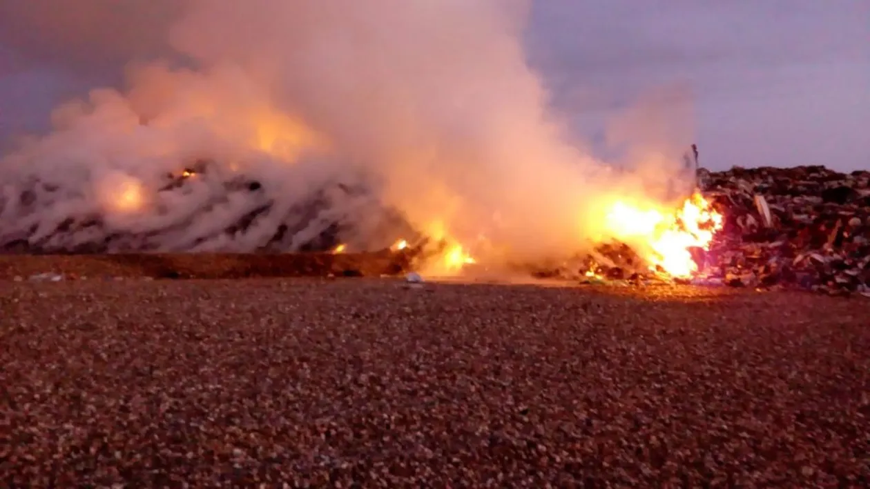 Incendiu puternic la o groapă de gunoi din județul Vaslui