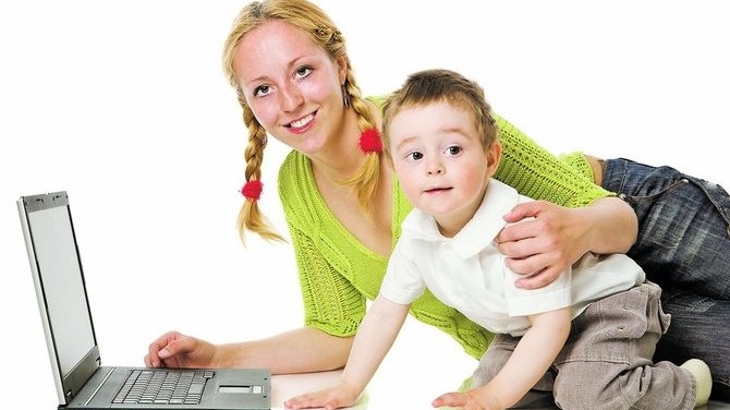 Nu-ti trata copilul cu sfaturi de pe internet. De ce nu trebuie sa avem incredere in informatiile din mediul virtual