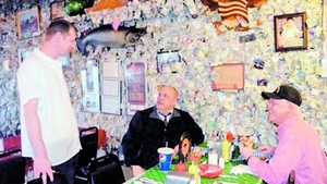 Clientii unui restaurant au lipit bacsisul pe pereti timp de 27 de ani. Tapet din 10.316 $