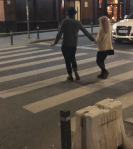 Sandra și noul iubit s-au plimbat, mână în mână, la ceas de seară