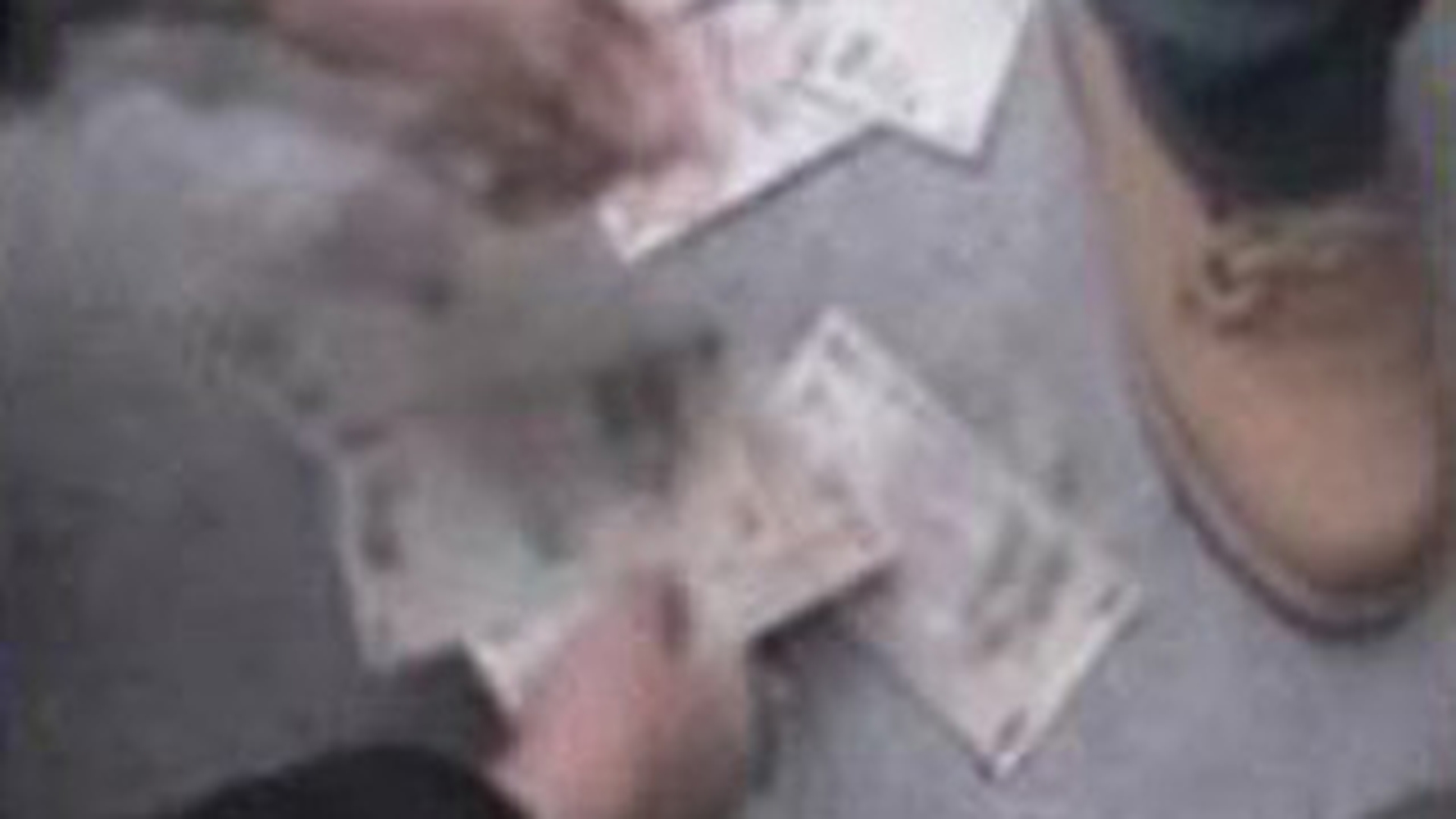 VIDEO Au ajuns dupa gratii dupa ce au plasat mai multe bancnote false!