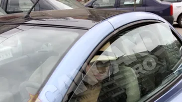 Sanzi si stilistul ei, peripetii cu masina in centrul Capitalei Buruiana si motorul, baba si mitraliera!