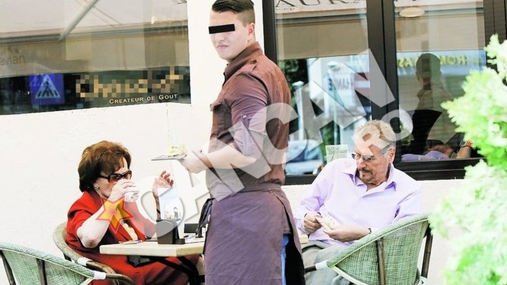 Constantinescu se hidrateaza ca un model - A preferat sa se racoreasca cu o apa plata in loc de un tap cu bere