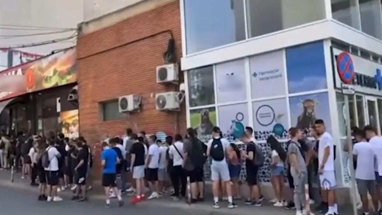 Imaginile zilei | Zeci de români s-au așezat la coadă, la o shaormerie din Iași. Motivul te va uimi