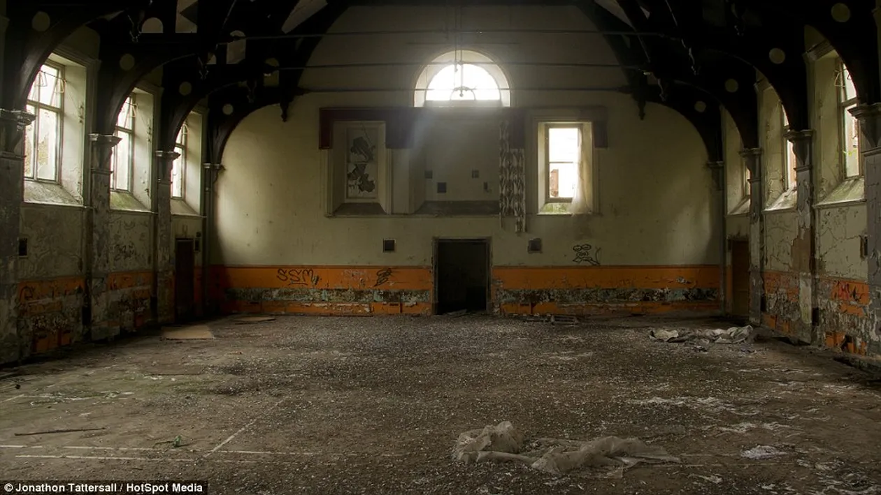 Imaginile care-ti vor da fiori! Cum arată acum spitalul de nebuni in care mii de pacienti au fost tratati cu socuri electrice!