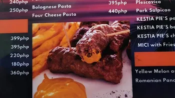 Un turist român a avut surpriza vieții: A găsit sarmale și mici într-un restaurant din Filipine! Cât costă